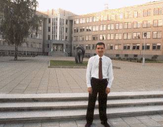 nuotrauka prie Vilniaus pedagoginio universiteto, j pabaigus 2001 m.